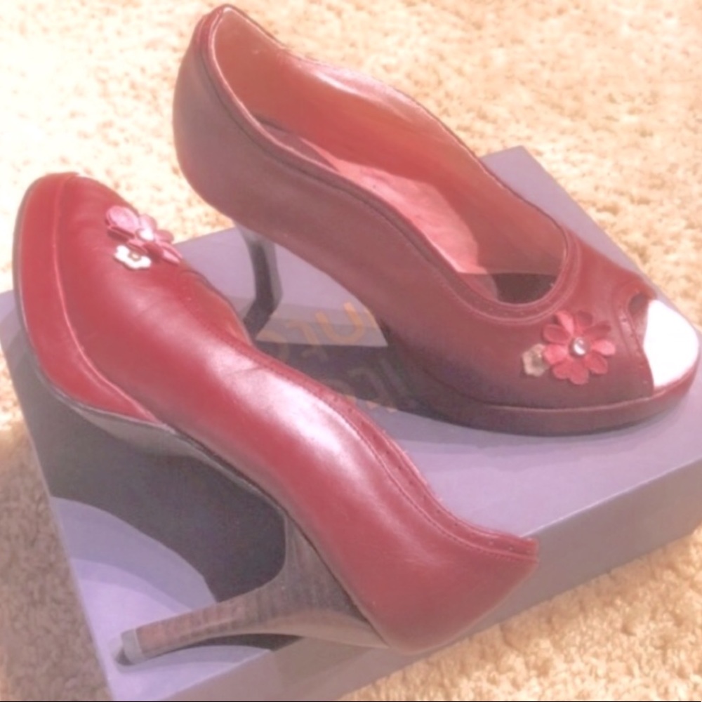 💕NEW. Adorable Fiesta Flower Peep Toe High Heel Pumps, Bettie Boop cute